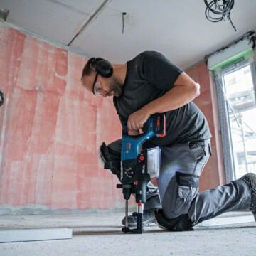 BOSCH GBH 18 V-28 DC Profesyonel 18 Volt Kırıcı Delici (Kömürsüz Motor) (Solo Makina) (Karton Kutu İçerisinde) 0 611 919 000 + GDE 28 D Toz Emme Sistemi (Karton Kutu İçerisinde) 1 600 A02 1BH - 18 Volt ProCORE 4 Ah Çift Akülü Set